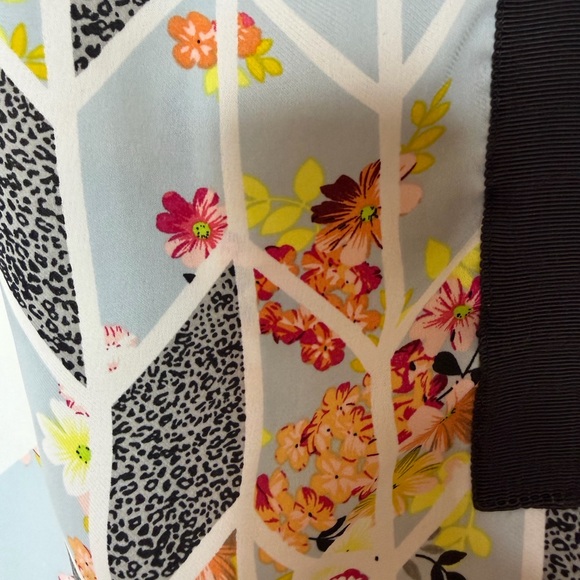 CAbi Multicolor Geometric Floral Sleeveless Lightweight Blouse Size Medium - Picture 6 of 14